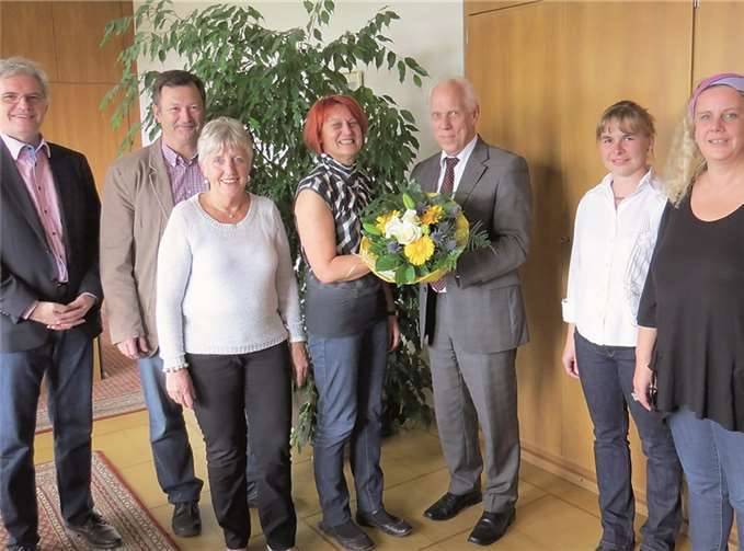 Marion Dahm nimmt die Glückwünsche für ihr silbernes Jubiläum bei der Stadt Neuwied entgegen.privat