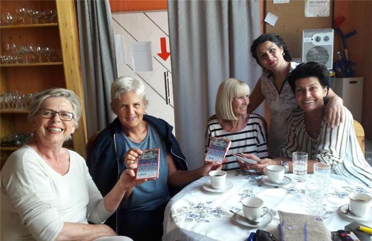 Marion Eisler (2. v. l.) nimmt dankbar die geschenkten Schwimmbadkarten aus den Händen der SPD-Frauen entgegen.Foto: privat