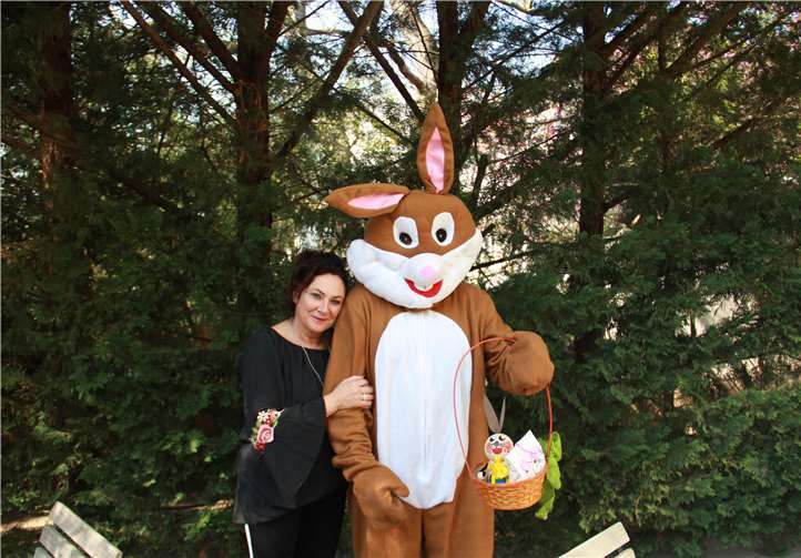Marion Feldmann, Dame des Hauses, mit dem Osterhasen. Fotos: privat
