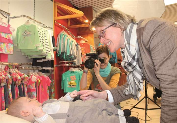Marion Geschier kümmtert sich beim Shooting um die gute Laune der kleinen Modells. rere
