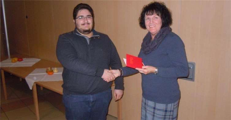 Marion Höfer überreicht Ozan Turmus das Parteibuch.privat