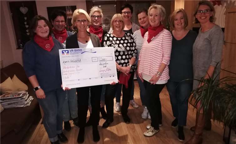 Marion Knopp vom „Förderverein krebskranker Kinder und Jugendlicher Bonn e.V.“ mit dem Elferrat der Linzer Möhne. privat