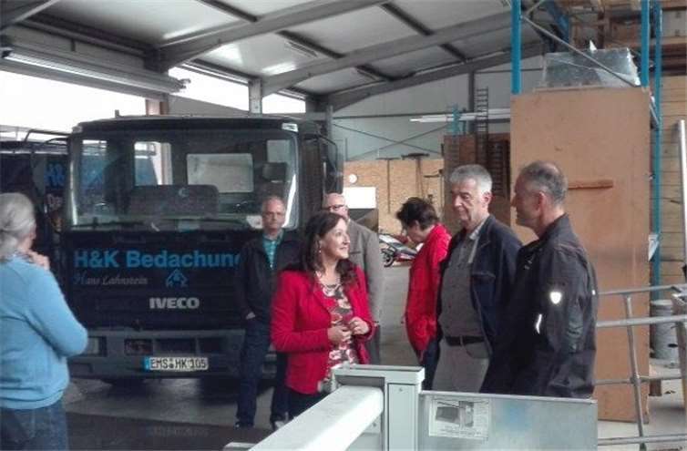 Marion Krätz im Gespräch mit Mitarbeitern des Bedachungsbetriebs. privat