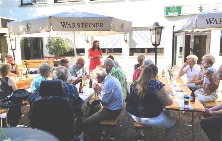 Marion Krätz stellt sich den Reden und Antworten der Bürgerinnen und Bürgern. privat