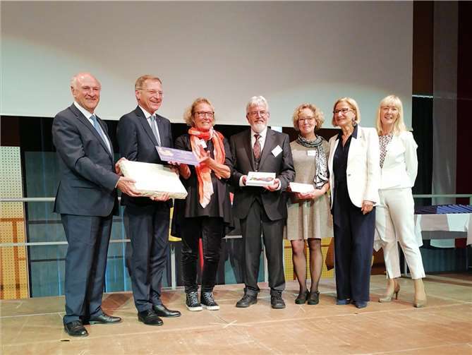 Ahrtal: Sonderpreis für Dernau, Rech und Mayschoß Marion Kunz, der ehemalige Bürgermeister von Mayschoß Hubertus Kunz und Ruth Moog (3.-5. v. l.) aus dem Ahrtal bei der Preisverleihung in Hinterstoder. Foto: MdI RLP