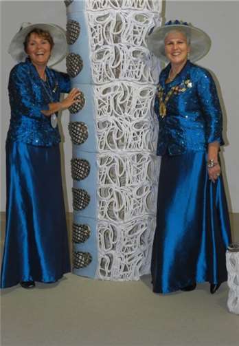 Marion Ledwinka und Antje Surges im Keramikmuseum Westerwald. (v. l.). (Kunstobjekt von Stefan Hasslinger, die Säule; freie Skulptur) . Privat