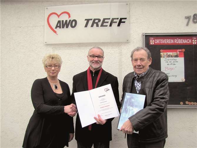 Marion Lipinski-Naumann, Fritz Naumann und Helmut Hahn bei der Ehrung.privat