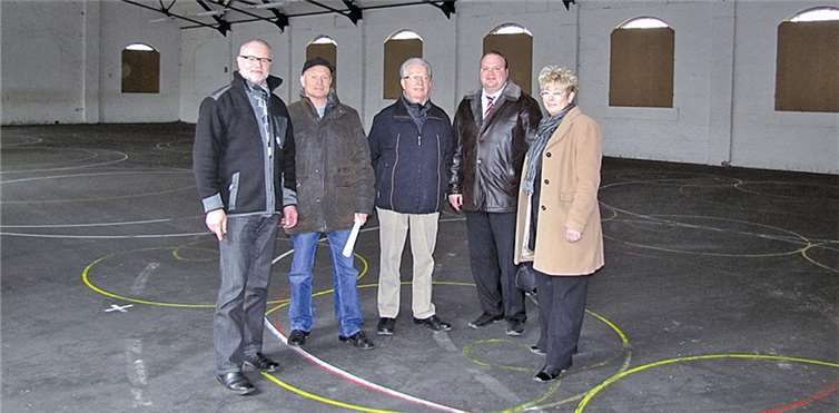 Marion Lipinski-Naumann, Karl Werner Heiden, Manfred Bastian, Thorsten Schneider und Fritz Naumann bei der Begutachtung der Sporthalle.privat