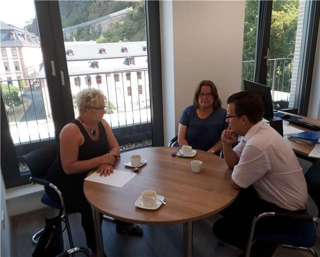 Marion Lipinski-Naumann (SPD-Fraktionsvorsitzende), Marion Mühlbauer (SPD-Ratsfrau), Jürgen A. Kienle (Geschäftsführer der Bauherrengesellschaft) (v.l.) im Gespräch über die Fortschritte der Bauarbeiten. Privat