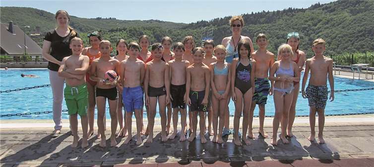 Marion Mohr (hinten rechts) führt die Grundschüler gemeinsam mit Klassenlehrerin Sabrina Mildenberger (hinten links) zum Jugendschwimmabzeichen. privat