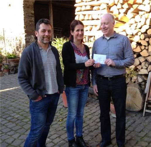 Marion Port und Jörg Wiederhold (links) bei der Scheckübergabe an Klaus Meurer.privat