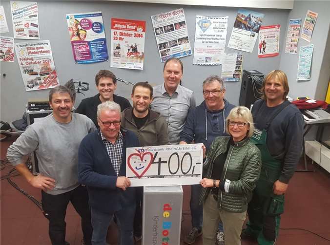 Marion Reinert und Norbert Krupp überreichten die stolze Summe von 400 Euro. Vorsitzender Jörg Groß bedankte sich für die großzügige Spende.privat