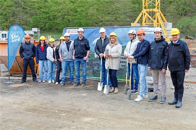 Marion Schnitzler (Schulleiterin Ahrtalschule, Mitte) mit der Zeitkapsel.