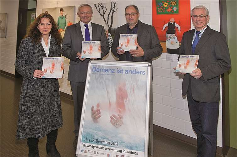 Marion Schreiber, Projektkoordinatorin der lokalen Allianz für Menschen mit Demenz Neuwied, Achim Hallerbach, 1. Kreisbeigeordneter, Dr. Ulrich Kettler, Psychiatriekoordinator und Volker Mendel, Bürgermeister der Verbandsgemeinde Puderbach laden zum Besuch der Ausstellung in der Verbandsgemeinde Puderbach ein. Privat