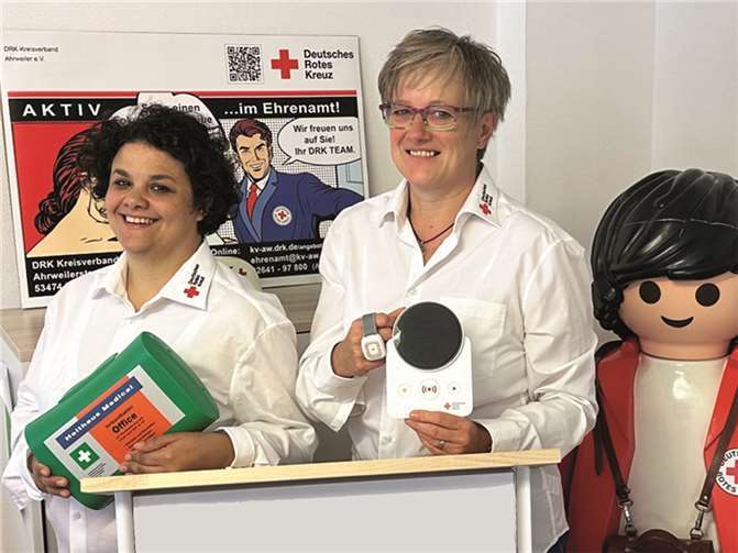 Marion Simonis, Leiterin des DRK-HausNotrufs, stellte in bei der Infoveranstaltung in Bad Breisig den DRK-HausNotruf vor und freute sich über das große Interesse der Teilnehmenden. Foto: Marion Simonis /DRK-Kreisverband Ahrweiler e.V.