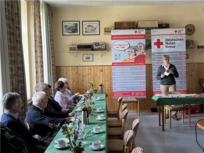 Marion Simons stellte in Oberzissen den DRK-HausNotruf vor und stand dem Heimatverein Rede und Antwort.  Foto: Astrid Zens / DRK-Kreisverband Ahrweiler e.V.)