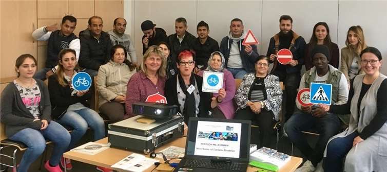 Marion Surrey (MGH/ 4.v.l.), Referentin Cornelia Brodeßer (5.v.l.) und Jessica Ulrich (ÖFH/ rechts) mit einigen teilnehmenden Flüchtlingen. Privat