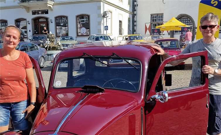 Marion und Arndt Leibold (v.l.) sind zusammen gerade 26 Jahre älter als ihr Fahrzeug. Der Fiat 508C mit Weißwandreifen war mit Baujahr 1939 das älteste teilnehmende Fahrzeug.