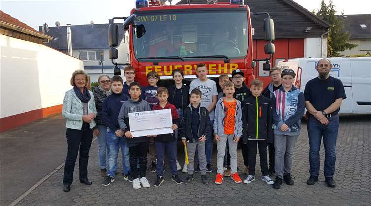 Marita Ehlen und Maria Winand mit der Jugendfeuerwehr Odendorf.Foto: privat