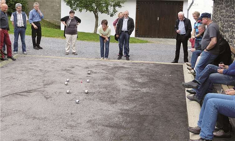 Marita Ellerich beim Wurf zur Zielkugel.