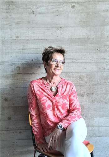 Marita Fischer ergänzt mit ihrer kreativen Malerei den Hörgenuss.Foto: Nicolas Thiebaud