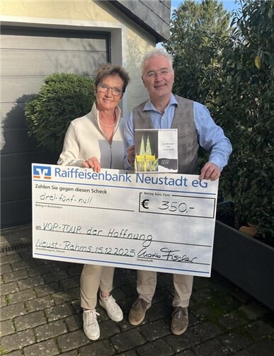 Marita Fischer überreichte die Spende an Alexander Paganetti.  Foto: Arnold Fischer