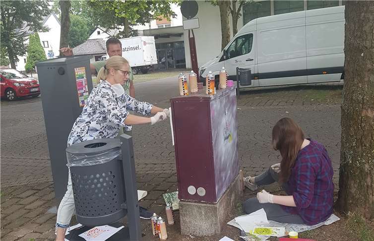 Marita Haubrich, Rhea Maria Fischer und Lea Massing verschönerten die Verteilerkästen am Yzeurer Platz mit Stencil Graffiti. Fotos: Stadt Bendorf