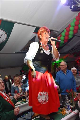 Marita Köllner begeisterte mit einemMedley bekannter Kölner Karnevalslieder.