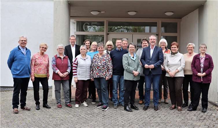 Marita Krämer (7v.r.), Sven Lefkowitz (5v.r.), Mark Graßmann (9v.r.), Pfarrer Raithelhuber (4v.l.)Foto: privat