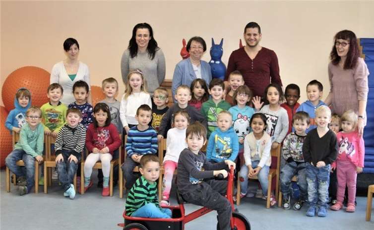 Marita Krämer (Vorsitzende Evangelischer Verein Heddesdorf - Bildmitte) und Frau Hofstötter (r.) Leiterin der Kita „Pusteblume bei der Dreiradübergabe. Georg Schuch