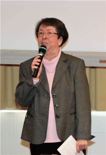 Marita Krämer begrüßt die zahlreich erschienenen Gäste zum Filmnachmittag. Georg Schuch