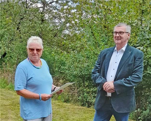 Marita Lenarz wurde von Landrat Dr. Alexander Saftig mit der grünen Verdienstnadel des Eifelvereins ausgezeichnet. Foto: Kreisverwaltung/L.Bales