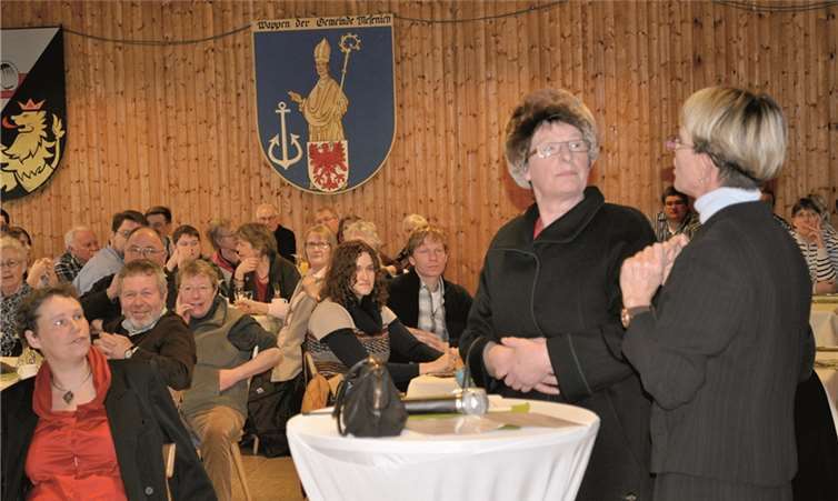 Marita Pauly und Evi Wegehaupt erfreuten die Besucher mit ihrem Sketch .