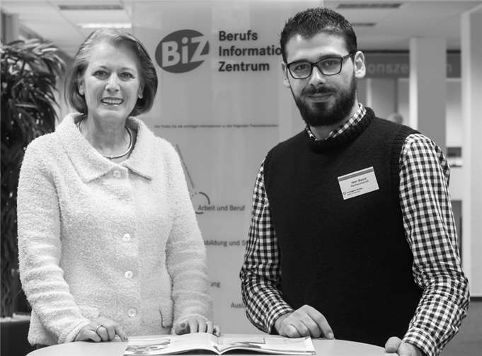 Marita Schmickler-Herriger, Vorsitzende der Geschäftsführung der Agentur für Arbeit Bonn/Rhein-Sieg und Ghaith Banot, Auszubildender der Agentur für Arbeit Bonn/Rhein-Sieg gemeinsam im Berufsinformationszentrum.  Agentur für Arbeit Bonn