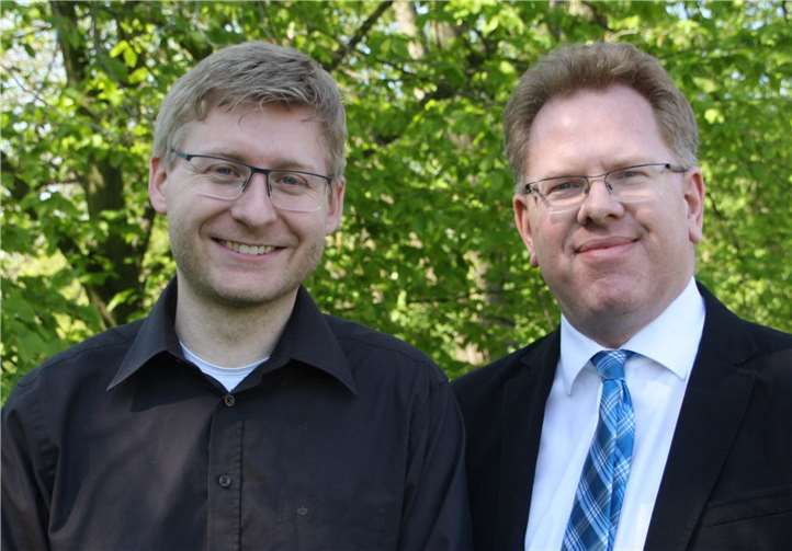 Marius May (li.) mit Schulleiter Marcus Wald freuen sich auf die neue gymnasiale Oberstufe. Foto: Sandra Rosa