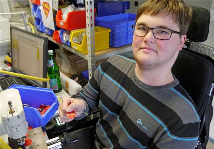 Marius Neeb an seinem Arbeitsplatz.