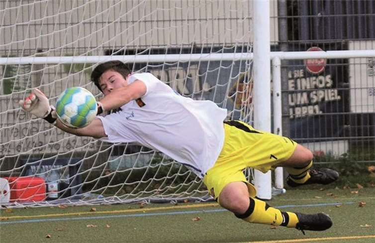 Marius Schröder hatte alle Hände voll zu tun beim ersten Heimauftritt des B-II-Nachwuchses der TuS. Sein Team gewann den ersten Auftritt vor eigenem Publikum gegen den FSV Salmrohr mit 8:3. TH