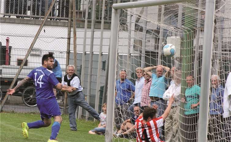 Mark Göbel (l.) erzielt das letzte Saisontor für die SG Bachem/Walporzheim, die nach einer tollen Rückrunde auf Platz 7 abschließt. privat