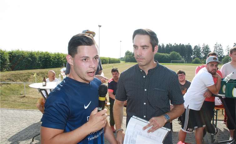Kicker des SV Masburg holen den Pokal Mark Klasen (vorne rechts) nahm in Vertretung von BM Albert Jung die Siegerehrung vor und hatte für alle Mannschaften noch eine kleine Finanzspritze mitgebracht.
