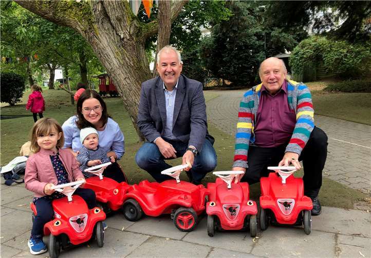 Mark Scherhag übergab die Bobbycars selber an die Kinder der Kita, die sehr erfreut über diese Spende waren. Foto: privat