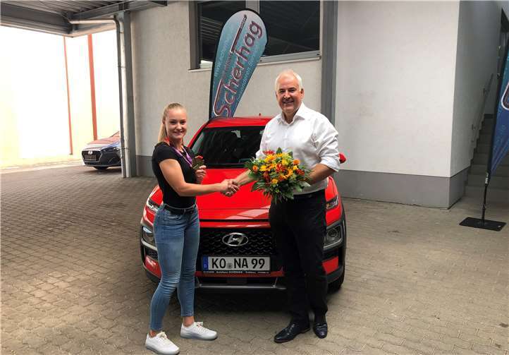 Mark Scherhag wünschte Sophia Junk im Namen des gesamten Autohauses mit einem Blumenstrauß weiterhin viel Erfolg.Quelle: Autohaus Scherhag