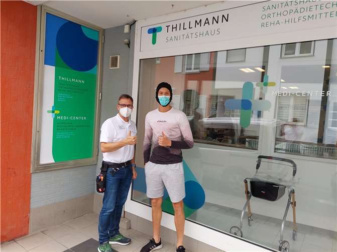 Mark Stojanovic mit Orthopädiemechaniker und Bandagistenmeister Marc Sandhof vor der Thillmann Filiale in Andernach.Quelle: MEDI-CENTER Mittelrhein GmbH