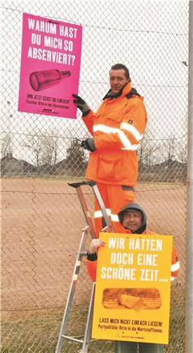 Markant in Signalfarbe: Die Plakate, die auf das Vermüllen des Lebensraumes aufmerksam machen sollen, werden von den städtischen Mitarbeitern, hier Frank Tischendorf (oben) und Uwe Kirstein, im Stadtgebiet verteilt. Foto: Stadt Meckenheim