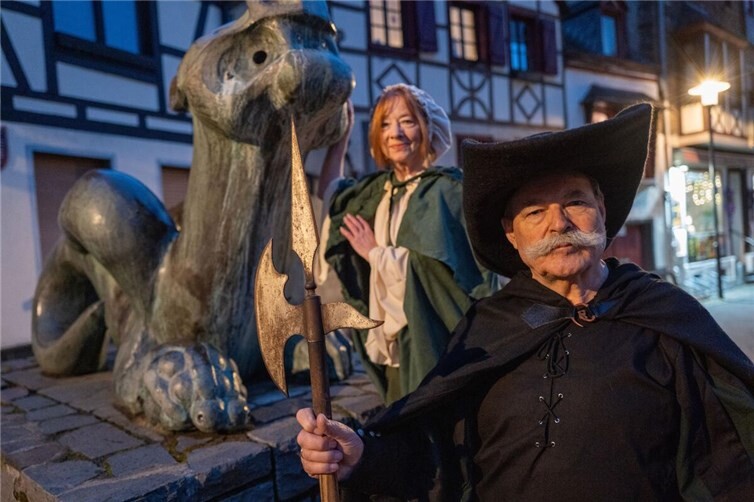 Marketenderin Ute Lellmann und Nachtwächter Josef Steiner am Tatzelwurmbrunnen in Kobern-Gondorf