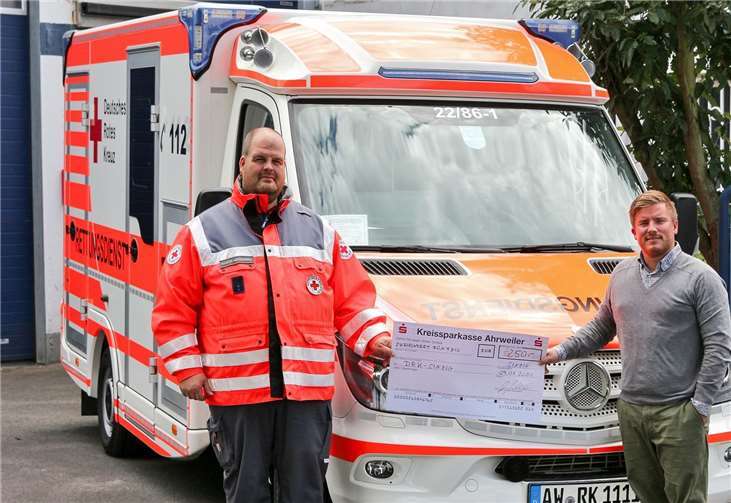 Marketing-Manager Christopher Menzel (re.) überreichte stellvertretend für die Betriebsleitung des Sinziger Mineralbrunnens kürzlich dem zweiten DRK-Ortsvereinsvorsitzenden Martin Hengsberg auf dem Betriebsgelände eine Spende für das neue Notfall-Beatmungsgerät. Gleichzeitig übermittelte er den Dank für das ehrenamtliche Engagement der Rotkreuzler. Foto: Thorsten Trütgen