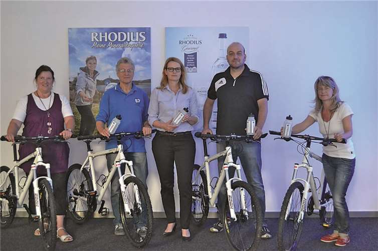 Marketingleiterin Claudia Christnach (Mitte) mit den vier hocherfreuten Gewinnern. privat