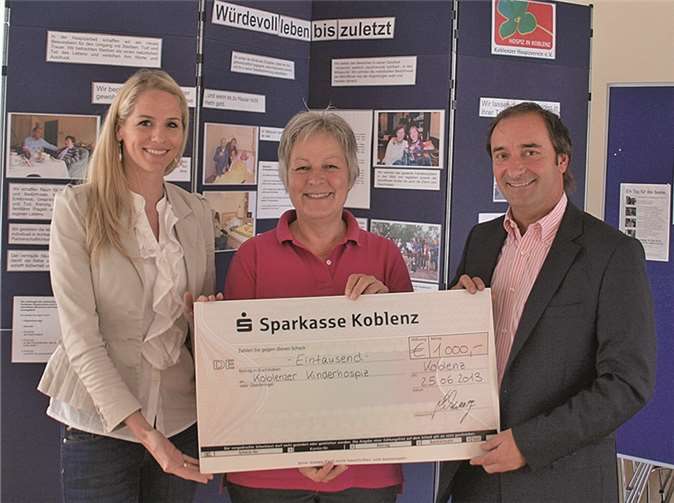 Marketingleiterin Nicole Kannegieser (l.) und Geschäftsführer Holger-Maria Schwarz vom Audi Zentrum Koblenz konnten nun den Erlös ihres Jubiläumsfestes in Höhe von 1.000 Euro an die Geschäftsführerin des Kinderhospiz Koblenz Gisela Textor überreichen. US