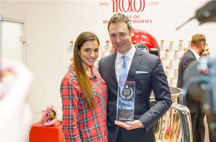 Marketingpartnerin Saliha „Sally“ Özcan von „Sallys Welt“und Daniel Ramershoven freuten sich über die tolle Auszeichnung. Foto: Privat