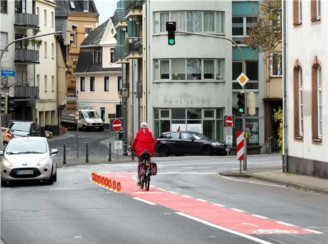 Markierung Fahrradschutzstreifen in Mittellage für Linksabbieger in die Helfensteinstraße in Ehrenbreitstein.