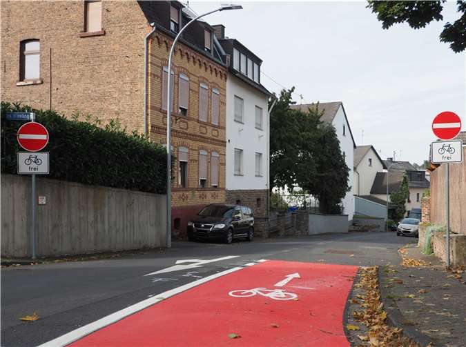 Markierung der Einfahrt für den Radverkehr in die Einbahnstraße Arenberger Straße in Niederberg am Knotenpunkt Im Weeling / Friesenstraße.